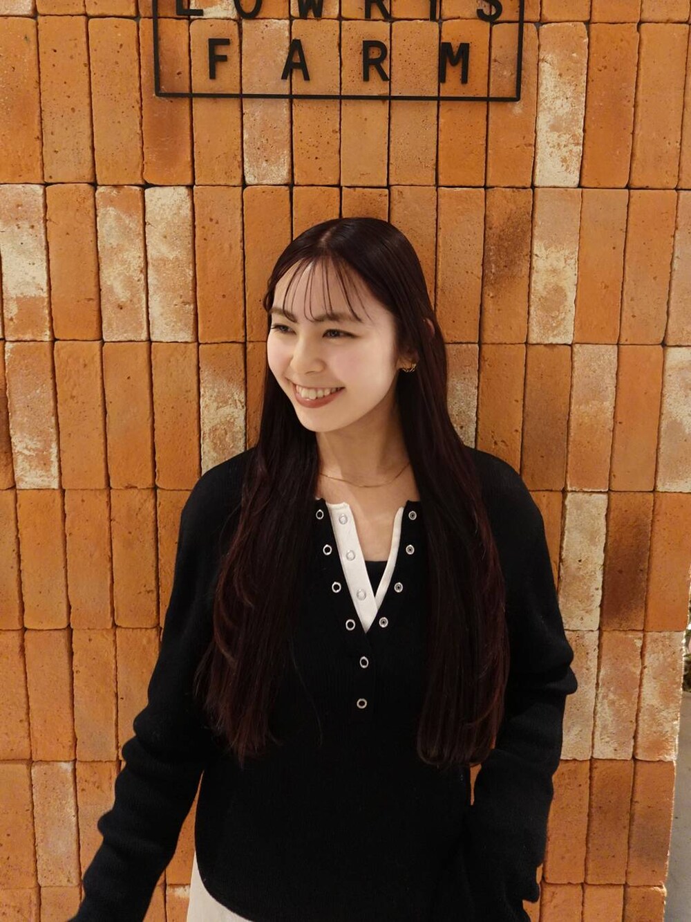 ブラック系のニット/セーター、ホワイト系のニット/セーター、その他のネックレスを着用したレディースの春コーディネートの3枚目の写真