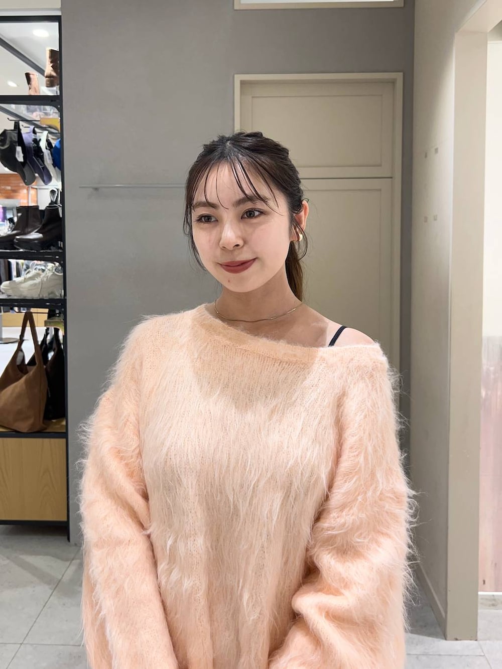 ブラック系のその他パンツ、ブラック系のブーツ、ピンク系のニット/セーターを着用したレディースの春コーディネートの4枚目の写真