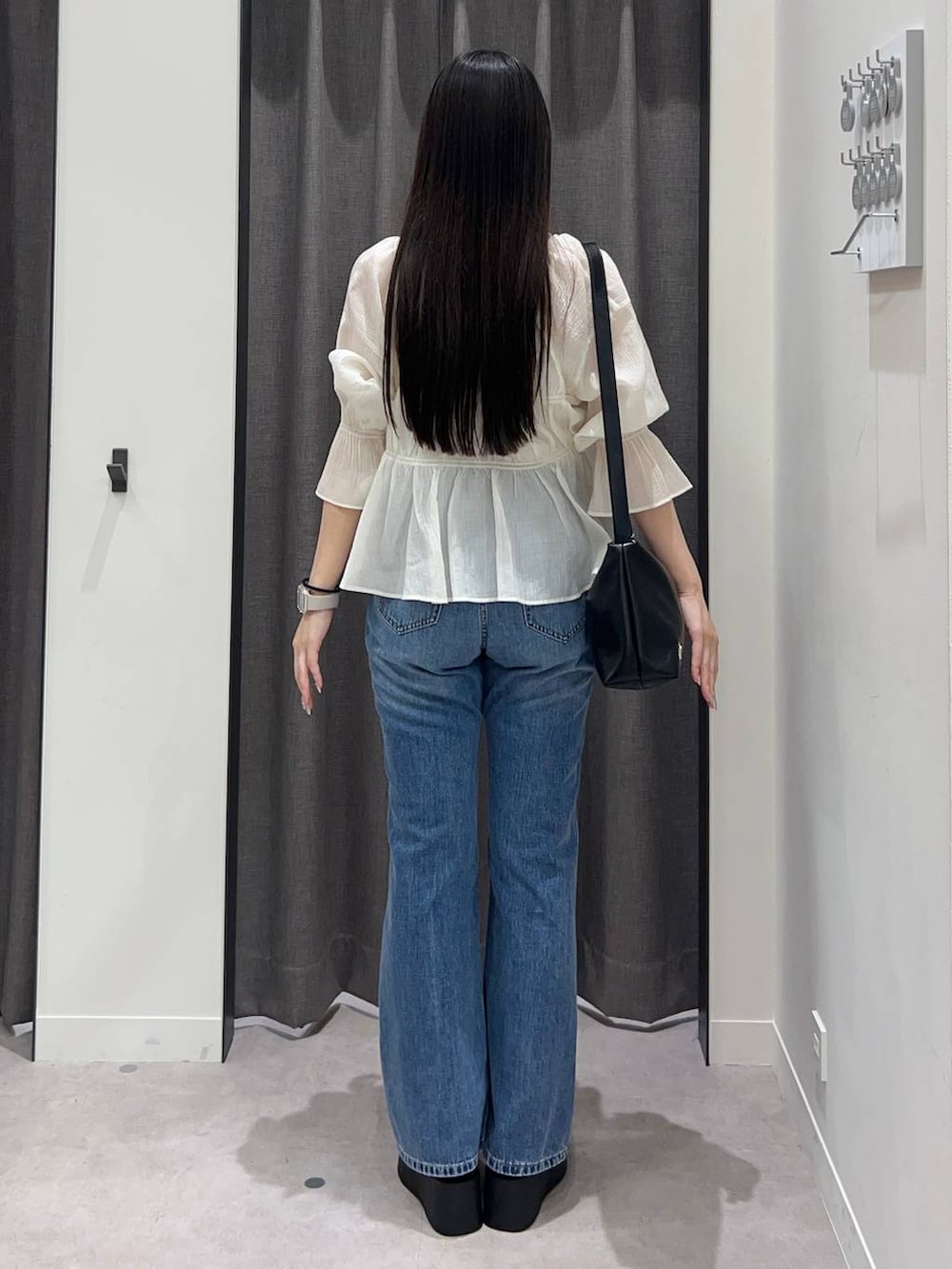 「ローリーズスタイル_LOWRYS FARM、LOWRYS FARM、ブラウス、デニムパンツ、骨格ストレート、カップ付きインナー、きれいめカジュアル」｜「LOWRYS FARMのスタイルＵＰクロスカップキャミ　100757（Tシャツ/カットソー、ホワイト系）」を使った、tsukemonoemiさん（レディース・160cm）の夏コーディネートの4枚目の写真