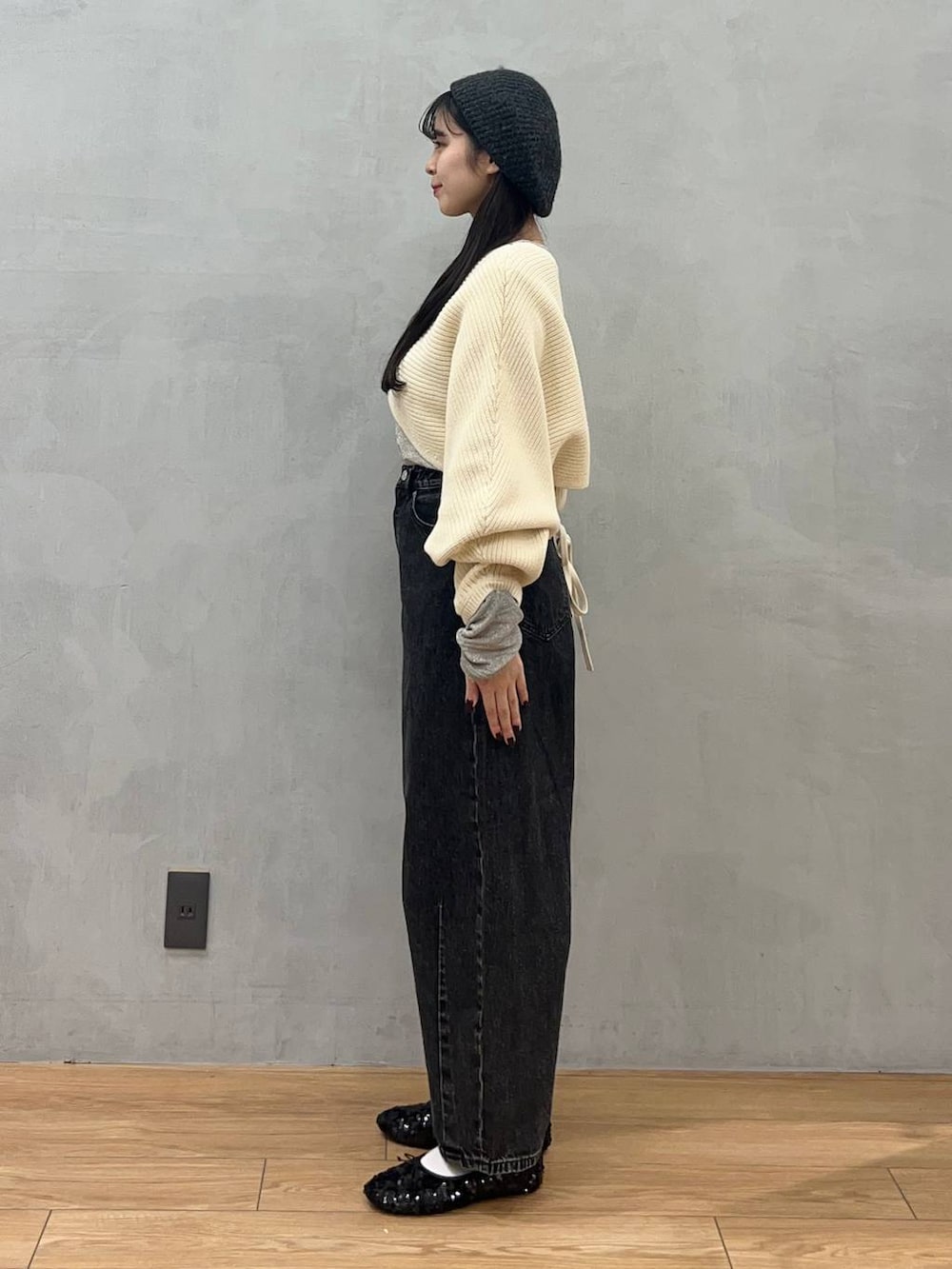 「ローリーズスタイル_LOWRYS FARM、LOWRYS FARM、デニムパンツ、ニット、ベレー帽、きれいめカジュアル、骨格ストレート、秋コーデ」｜「LOWRYS FARMのＣＯＮＥカーブパンツ　131358（デニムパンツ、ブラック系）」を使った、tsukemonoemiさん（レディース・160cm）の秋コーディネートの3枚目の写真