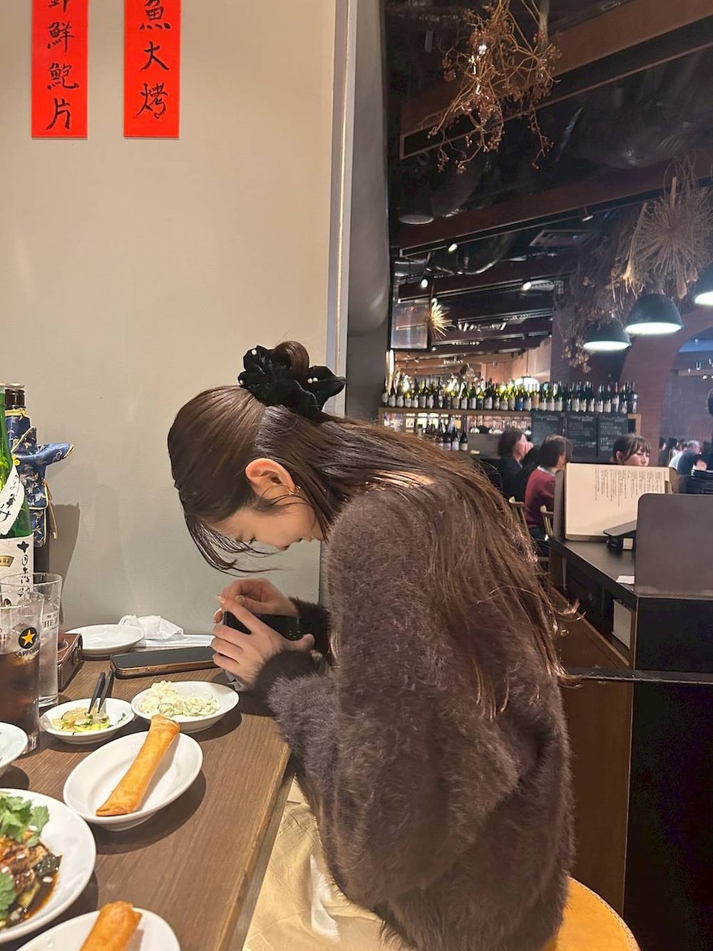 その他のネックレス、ブラック系のヘアゴムを着用したレディースの春コーディネートの3枚目の写真