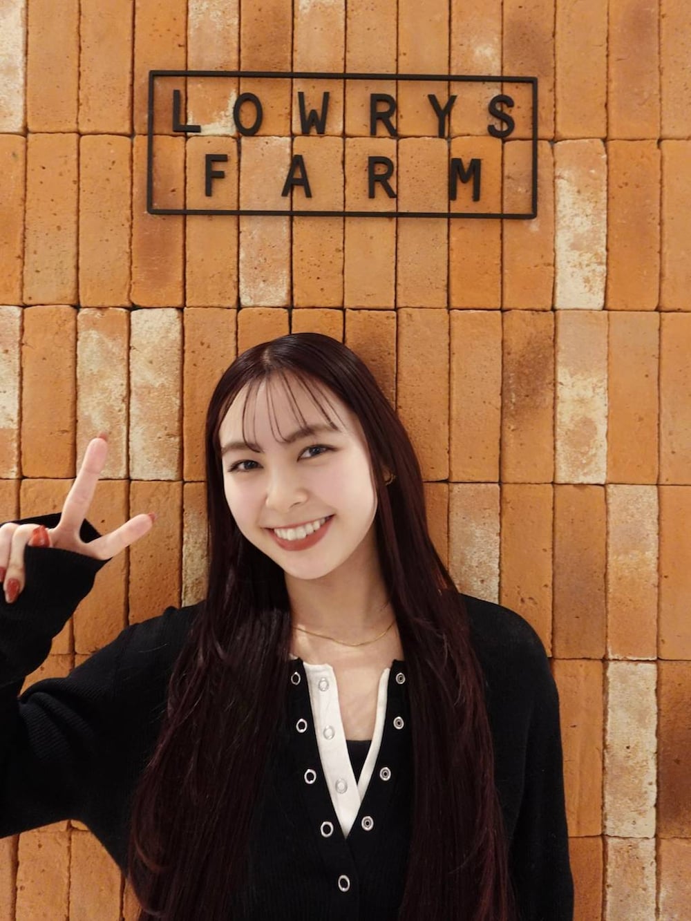 ブラック系のニット/セーター、ホワイト系のニット/セーター、その他のネックレスを着用したレディースの春コーディネートの2枚目の写真