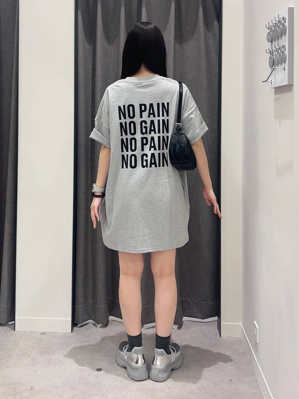 「LOWRYS FARM、Tシャツ、ショートパンツ、骨格ストレート、ローリーズスタイル_LOWRYS FARM」｜「LOWRYS FARMのバレエスニーカー　140490（スニーカー、グレー系）」を使った、tsukemonoemiさん（キッズ・160cm）の春コーディネートの3枚目の写真