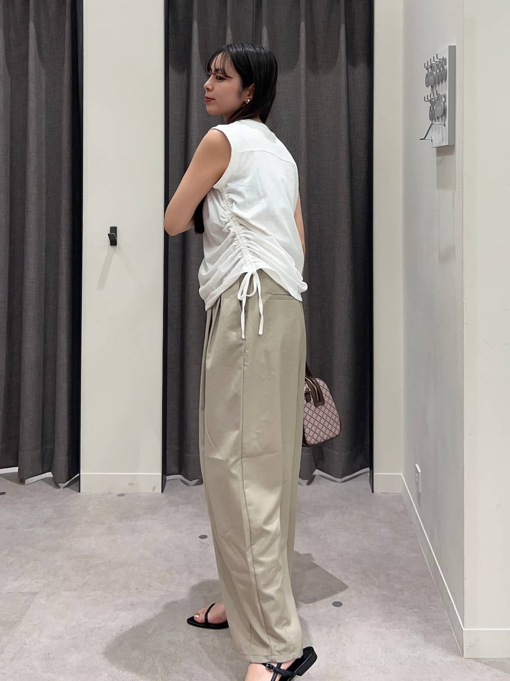 「ローリーズスタイル_LOWRYS FARM、LOWRYS FARM、Tシャツ、ワイドパンツ、骨格ストレート、きれいめカジュアル、楽ちんコーデ、夏コーデ、モノトーン」｜「LOWRYS FARMのポインテッドナローサンダル  287486（サンダル、ブラック系）」を使った、tsukemonoemiさん（レディース・160cm）の夏コーディネートの4枚目の写真