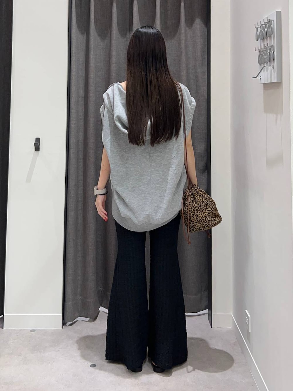 ブラック系のキャミソール、ブラック系のサンダル、ブラック系のその他パンツを着用したレディースの夏コーディネートの4枚目の写真