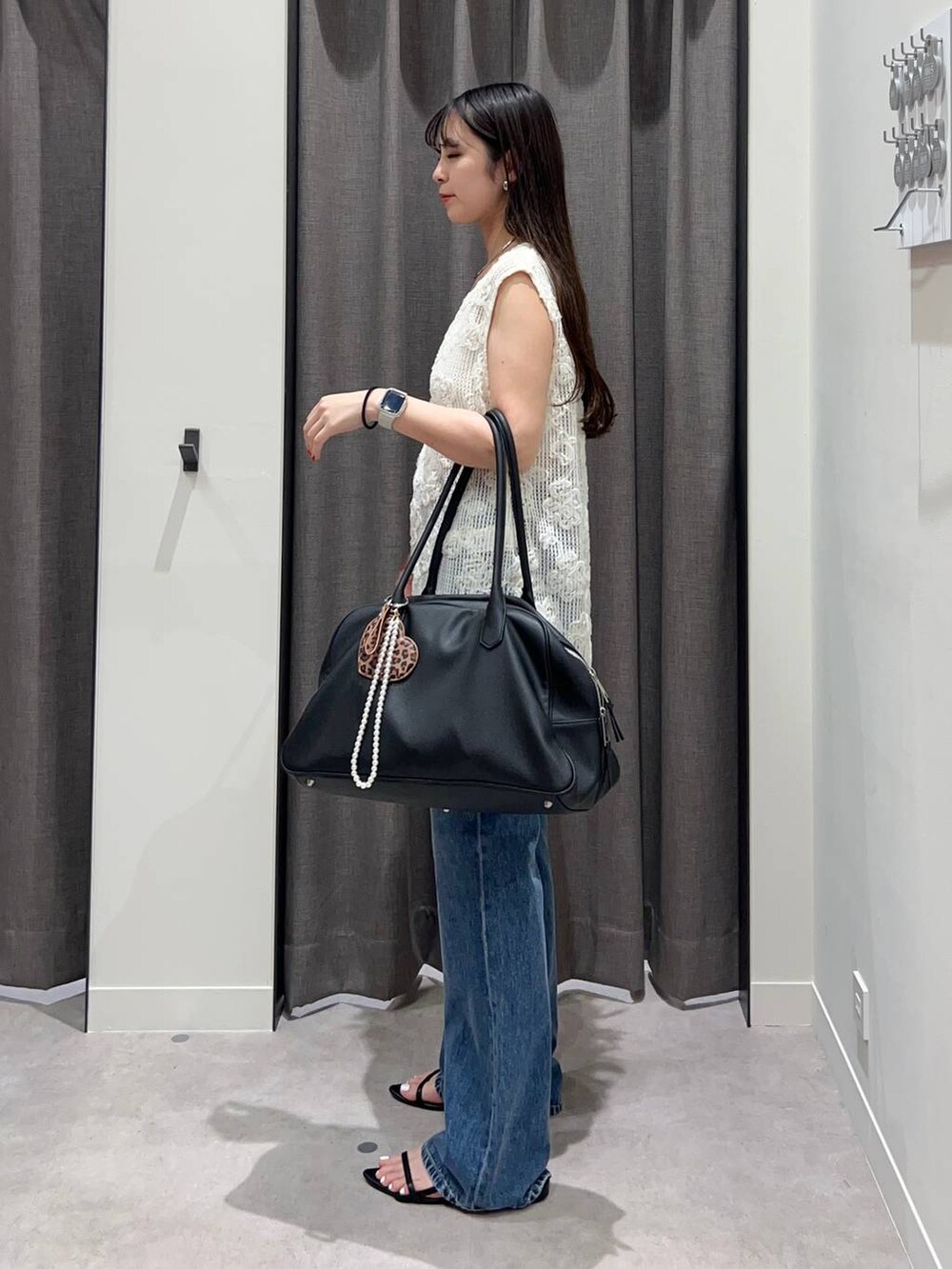 ホワイト系のキャミソール、ブラック系のサンダル、ブラック系のショルダーバッグを着用したレディースの夏コーディネートの3枚目の写真