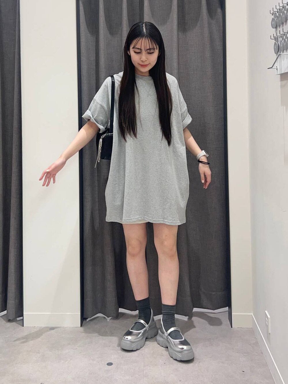「LOWRYS FARM、Tシャツ、ショートパンツ、骨格ストレート、ローリーズスタイル_LOWRYS FARM」｜「LOWRYS FARMのバレエスニーカー　140490（スニーカー、グレー系）」を使った、tsukemonoemiさん（キッズ・160cm）の春コーディネートの2枚目の写真