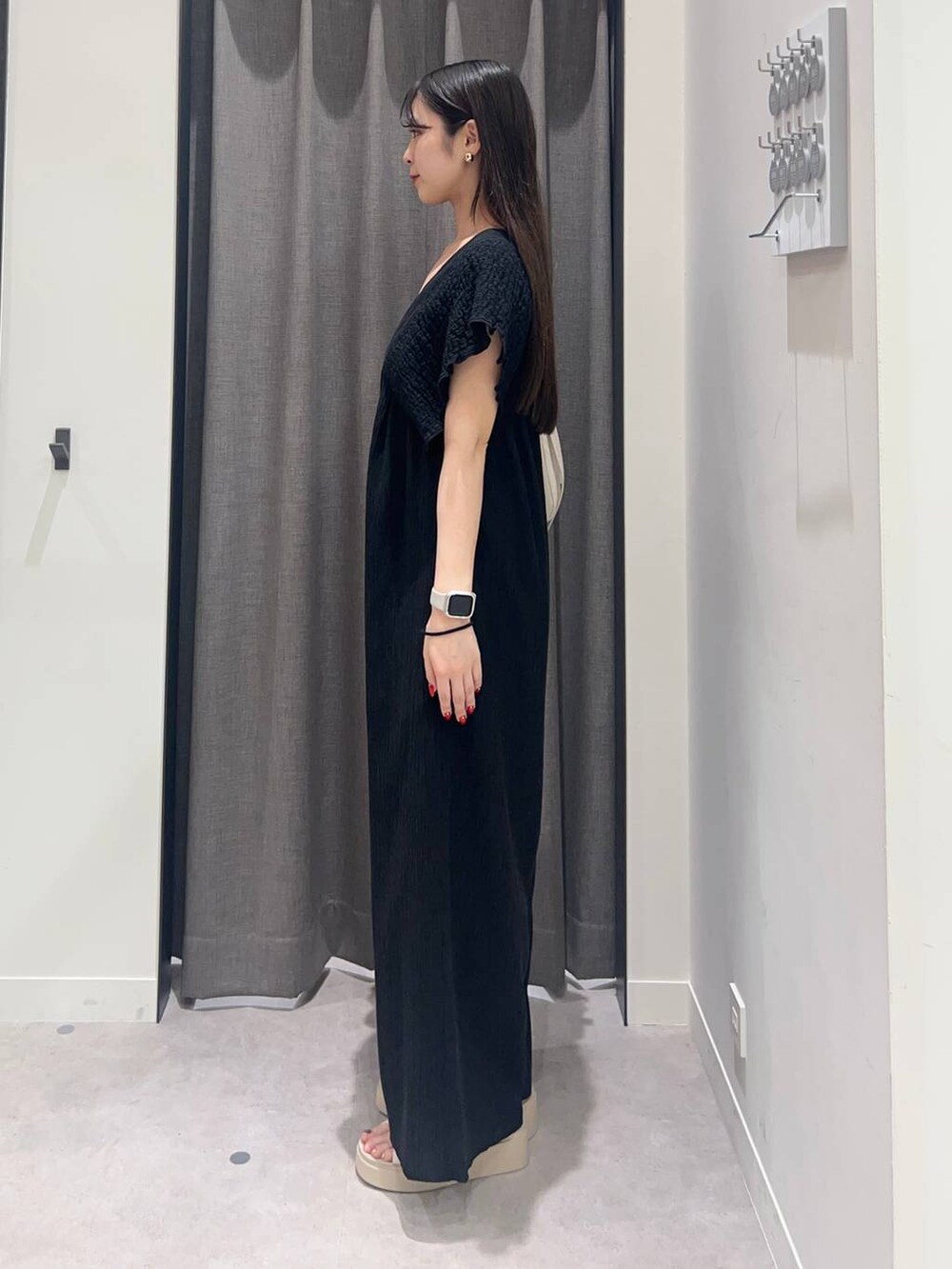 ブラック系のキャミソール、ホワイト系のサンダル、ブラック系のサロペット/オーバーオールを着用したレディースの夏コーディネートの3枚目の写真