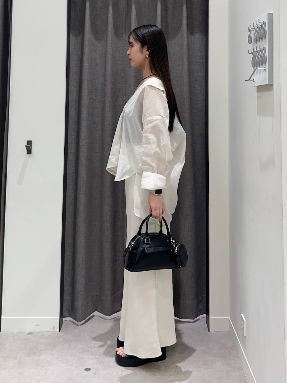 「ローリーズスタイル_LOWRYS FARM、LOWRYS FARM、スカート、シアートップス、シャツ、骨格ストレート、ホワイトコーデ、きれいめ、きれいめカジュアル、夏コーデ」｜「LOWRYS FARMのシアーシャツＬＳ＊　 231459（シャツ/ブラウス、ホワイト系）」を使った、tsukemonoemiさん（レディース・160cm）の春コーディネートの3枚目の写真
