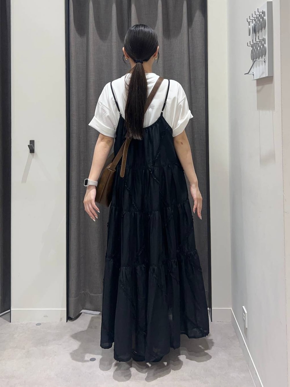 「ローリーズスタイル_LOWRYS FARM、LOWRYS FARM、ワンピース、Tシャツ、骨格ストレート、カジュアル、夏コーデ」｜「LOWRYS FARMのカンドウフィットグルカ 283656（サンダル、ブラック系）」を使った、tsukemonoemiさん（レディース・160cm）の春コーディネートの4枚目の写真