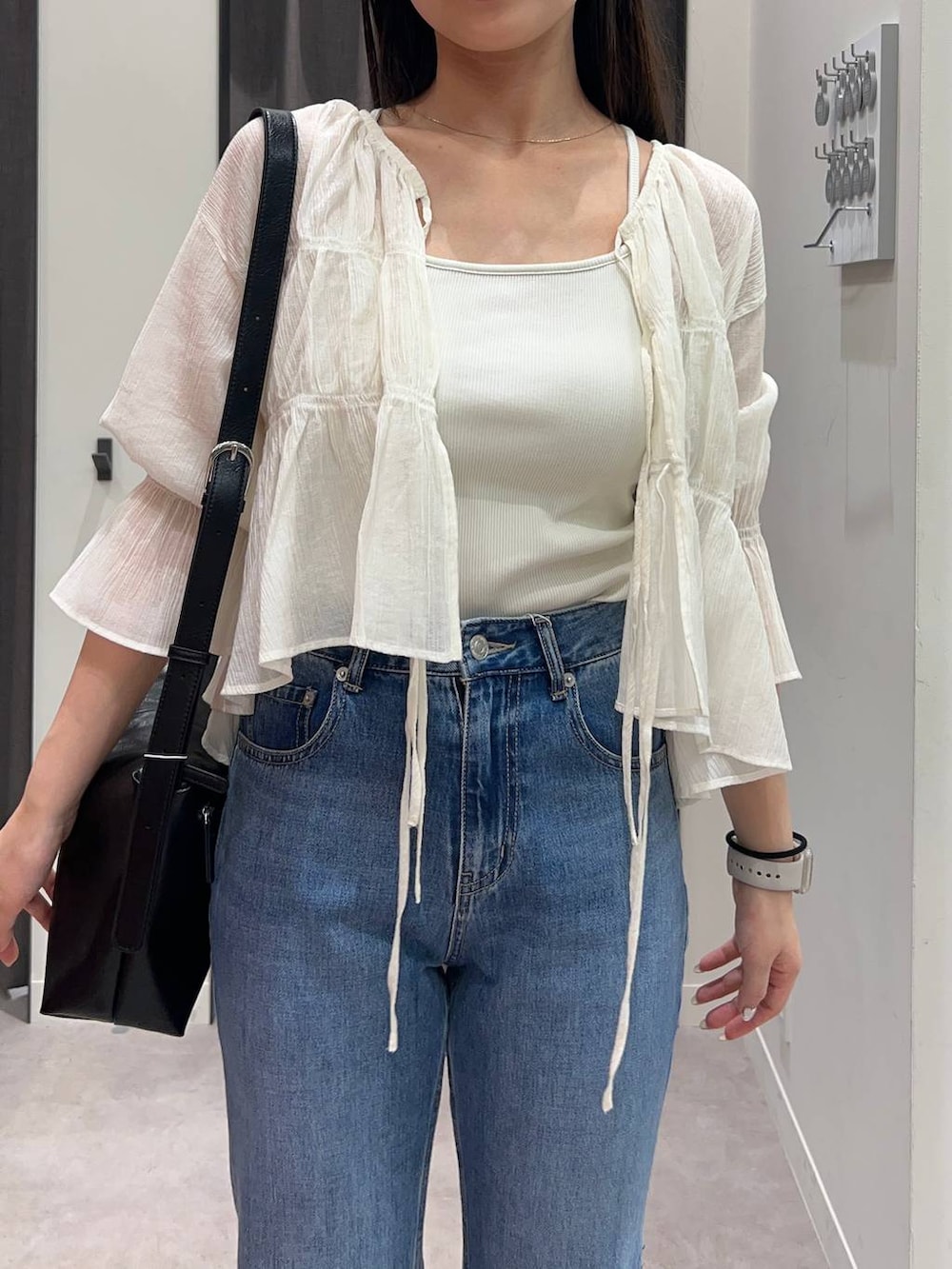 「ローリーズスタイル_LOWRYS FARM、LOWRYS FARM、ブラウス、デニムパンツ、骨格ストレート、カップ付きインナー、きれいめカジュアル」｜「LOWRYS FARMのスタイルＵＰクロスカップキャミ　100757（Tシャツ/カットソー、ホワイト系）」を使った、tsukemonoemiさん（レディース・160cm）の夏コーディネートの5枚目の写真