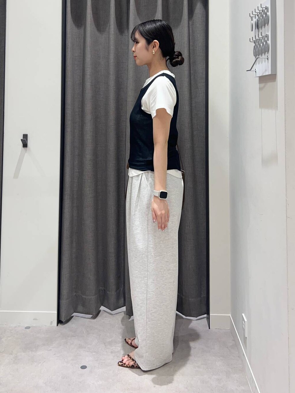「ローリーズスタイル_LOWRYS FARM、LOWRYS FARM、スウェットパンツ、Tシャツ、タンクトップ、骨格ストレート、モード、モノトーン、きれいめカジュアル」｜「LOWRYS FARMのLFショルダーBAG　308293（ショルダーバッグ、ブラウン系）」を使った、tsukemonoemiさん（レディース・160cm）の春コーディネートの3枚目の写真