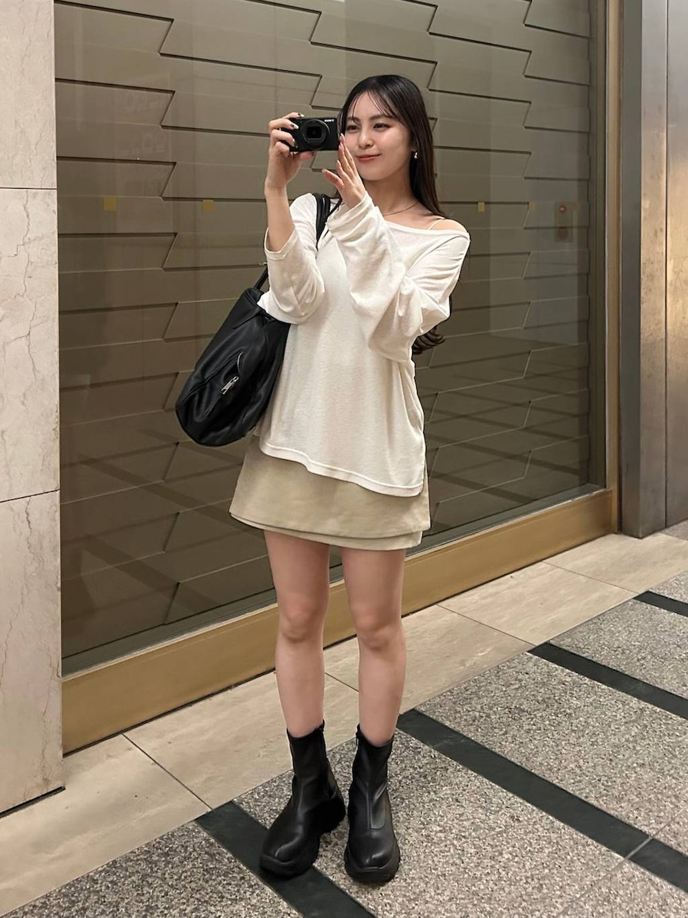 ブラック系のショルダーバッグ、ホワイト系のTシャツ/カットソー、その他のネックレスを着用したレディースの秋コーディネートの2枚目の写真