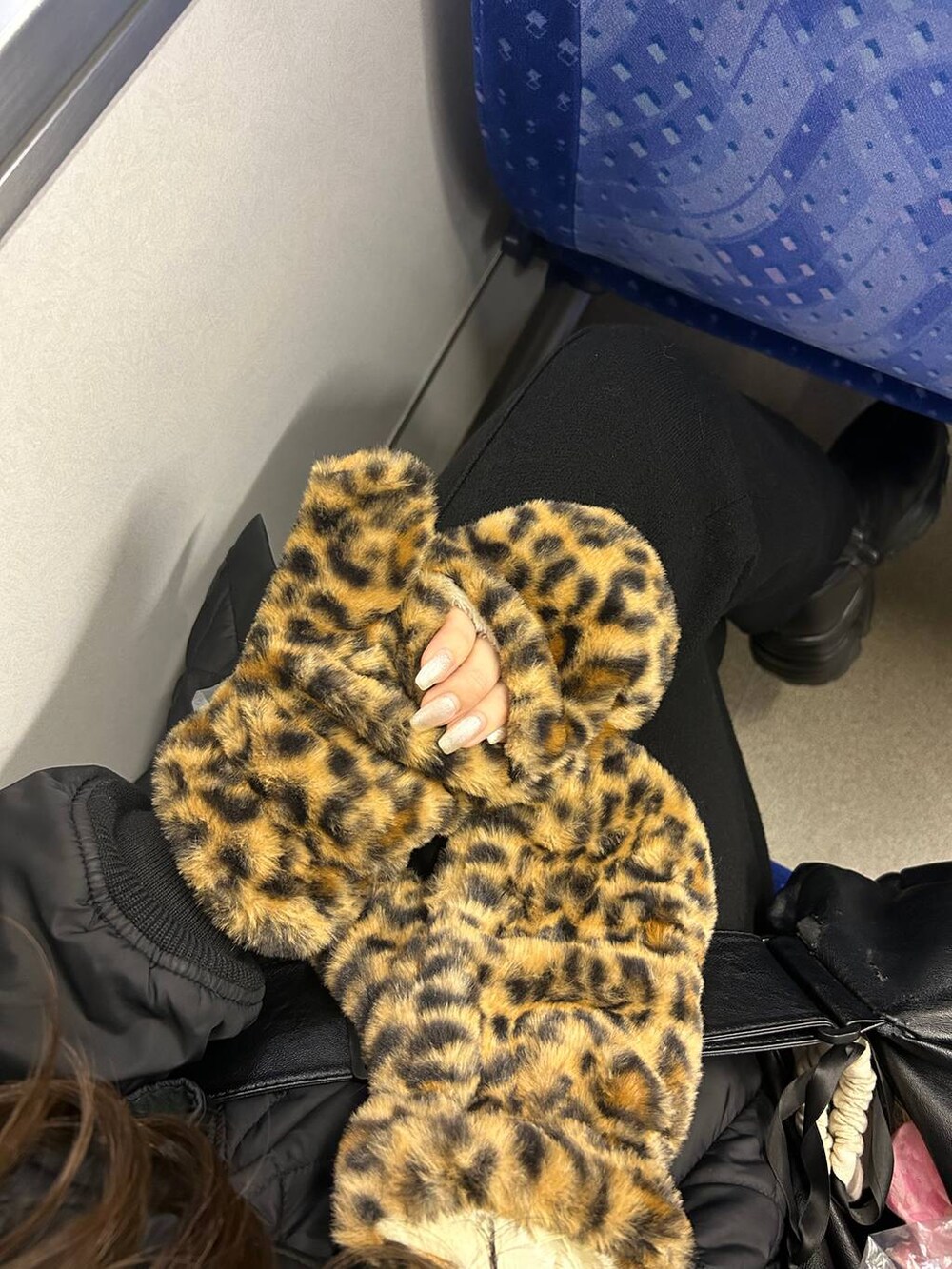 ブラウン系の手袋を着用したレディースの冬コーディネートの2枚目の写真