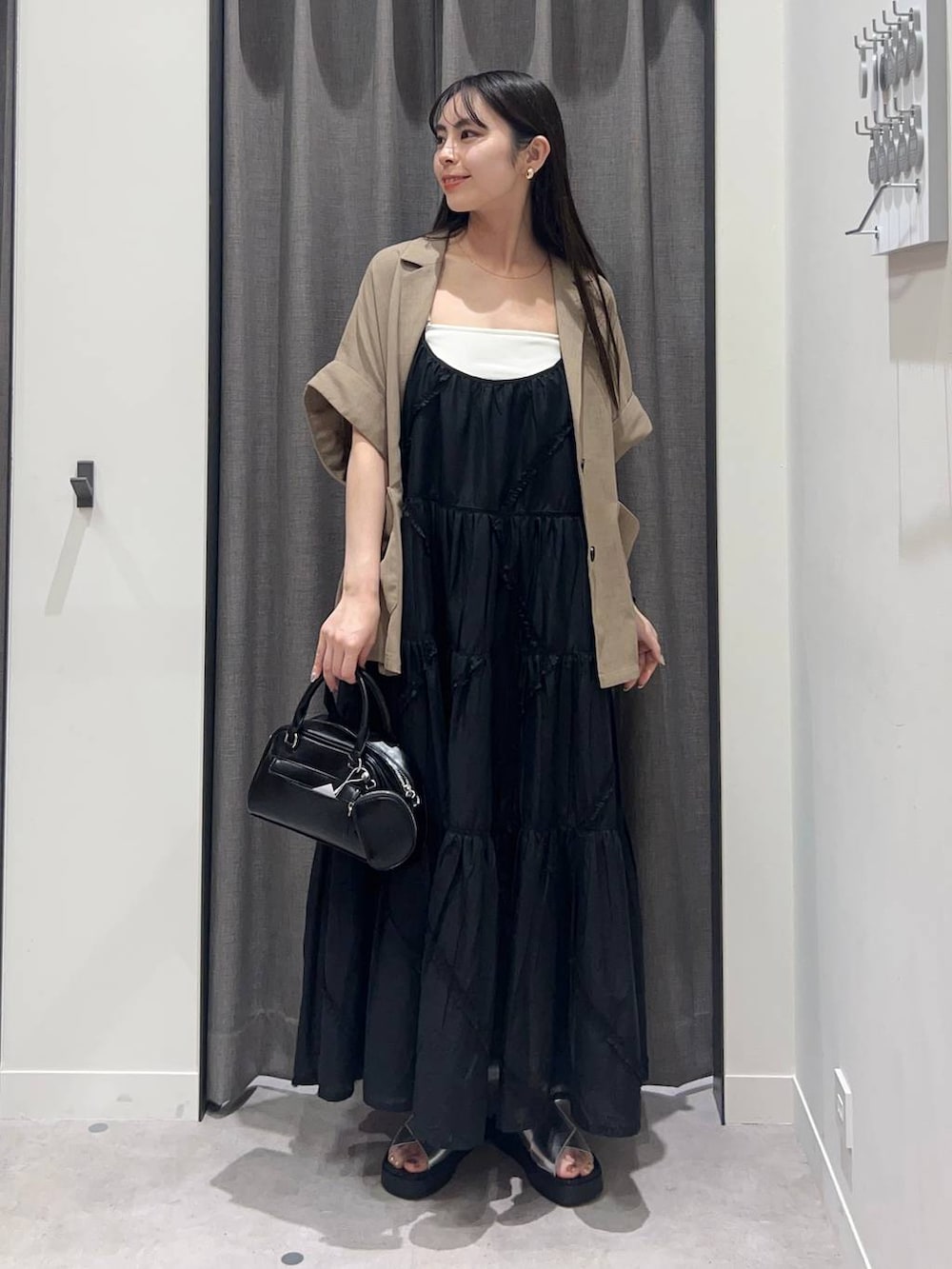 「ローリーズスタイル_LOWRYS FARM、LOWRYS FARM、ワンピース、ジャケット、骨格ストレート、きれいめカジュアル、夏コーデ」|「LOWRYS FARMのスタイルUPカップバンドゥ 145533(キャミソール、ホワイト系)」を使った、tsukemonoemiさん(レディース・160cm)の春コーディネートの2枚目の写真