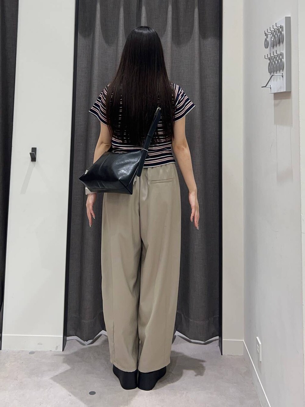 「ローリーズスタイル_LOWRYS FARM、LOWRYS FARM、ワイドパンツ、Tシャツ、カジュアル、骨格ストレート」｜「LOWRYS FARMのフライスチビＴシャツＳＳ 111954（Tシャツ/カットソー、ブルー系）」を使った、tsukemonoemiさん（レディース・160cm）の夏コーディネートの4枚目の写真