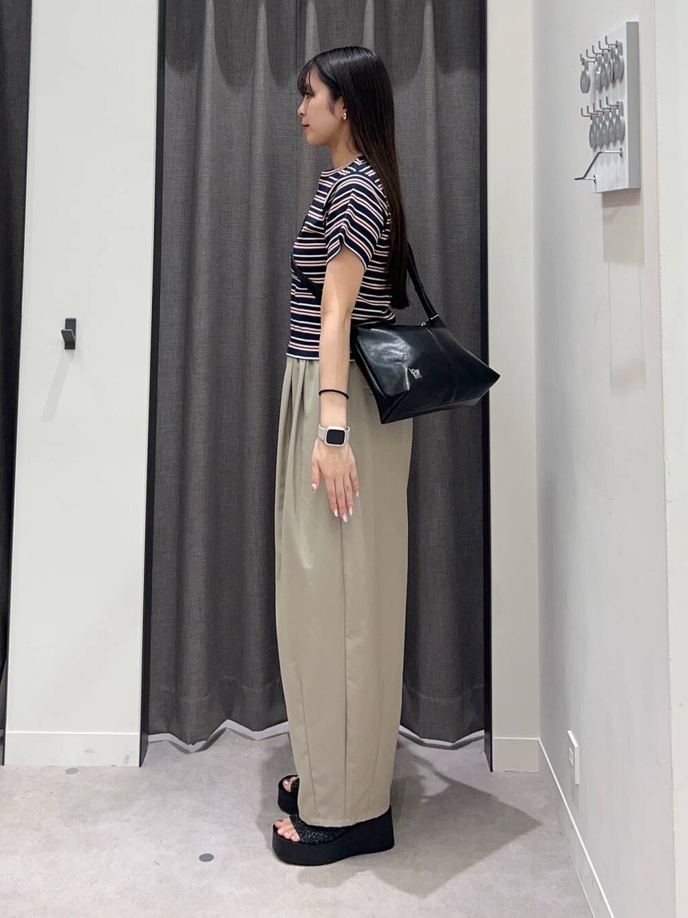 「ローリーズスタイル_LOWRYS FARM、LOWRYS FARM、ワイドパンツ、Tシャツ、カジュアル、骨格ストレート」｜「LOWRYS FARMのフライスチビＴシャツＳＳ 111954（Tシャツ/カットソー、ブルー系）」を使った、tsukemonoemiさん（レディース・160cm）の夏コーディネートの3枚目の写真