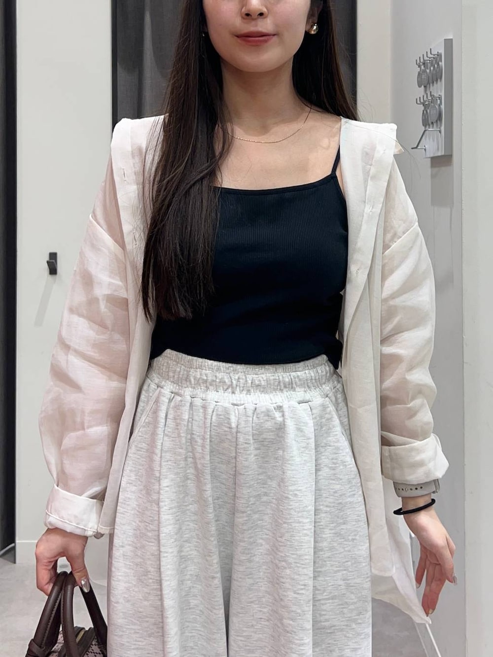 「ローリーズスタイル_LOWRYS FARM、LOWRYS FARM、シアートップス、きれいめカジュアル、スウェット、スウェットパンツ、サンダル、骨格ストレート」｜「LOWRYS FARMのシアーシャツＬＳ＊　 231459（シャツ/ブラウス、ホワイト系）」を使った、tsukemonoemiさん（レディース・160cm）の夏コーディネートの5枚目の写真