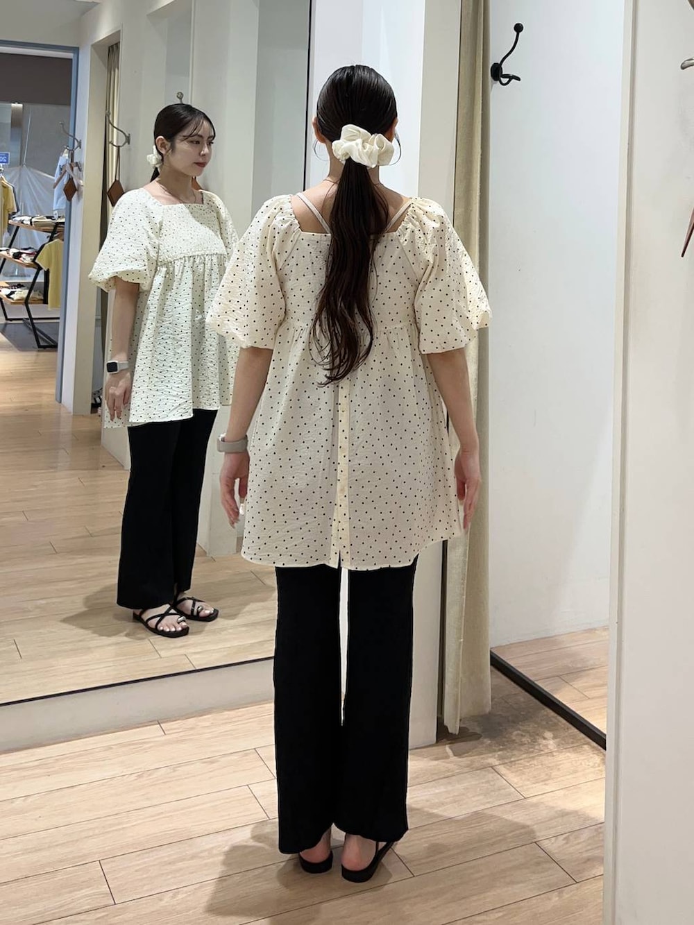 ブラック系のサンダル、ブラック系のその他パンツ、その他のシャツ/ブラウスを着用したレディースの夏コーディネートの3枚目の写真