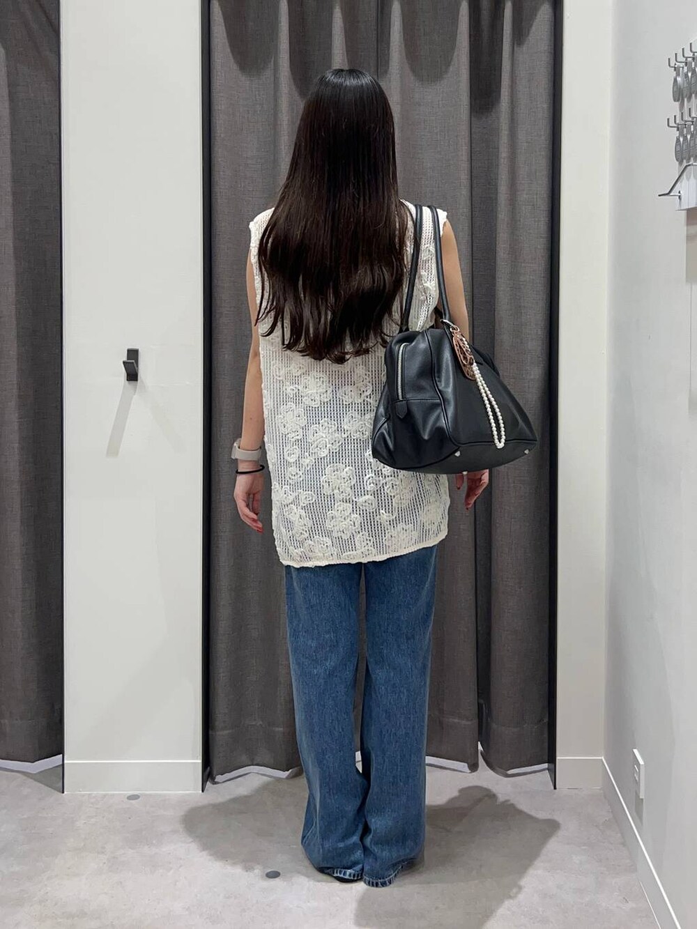 ホワイト系のキャミソール、ブラック系のサンダル、ブラック系のショルダーバッグを着用したレディースの夏コーディネートの4枚目の写真