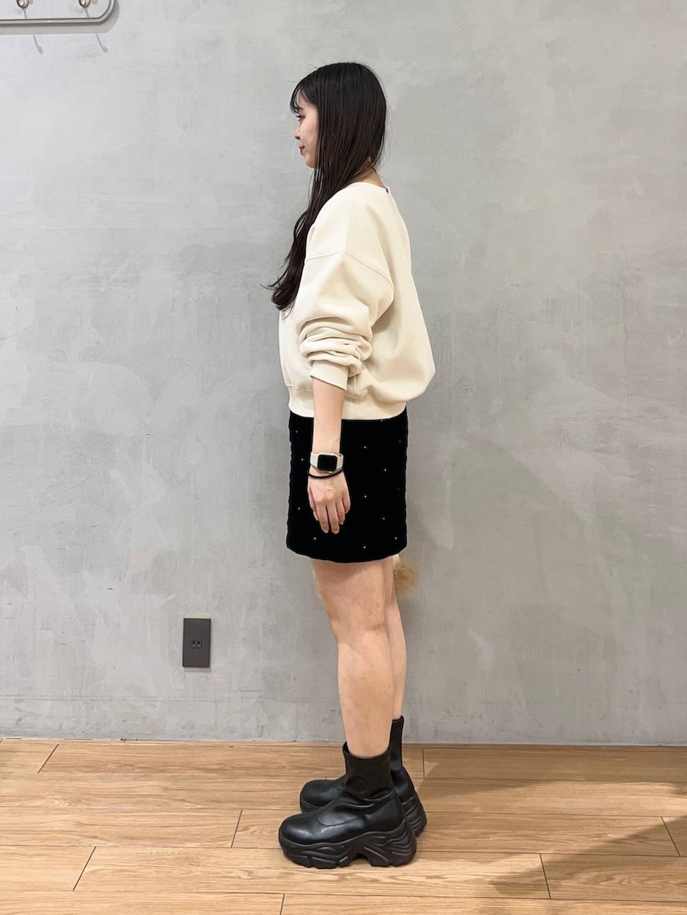 「ローリーズスタイル_LOWRYS FARM、LOWRYS FARM、スカート、スウェット、ミニスカート、きれいめカジュアル、骨格ストレート、デート/ロマンティック」｜「LOWRYS FARMのストレッチスニーカーブーツ　133385（ブーツ、ブラック系）」を使った、tsukemonoemiさん（レディース・160cm）の冬コーディネートの2枚目の写真