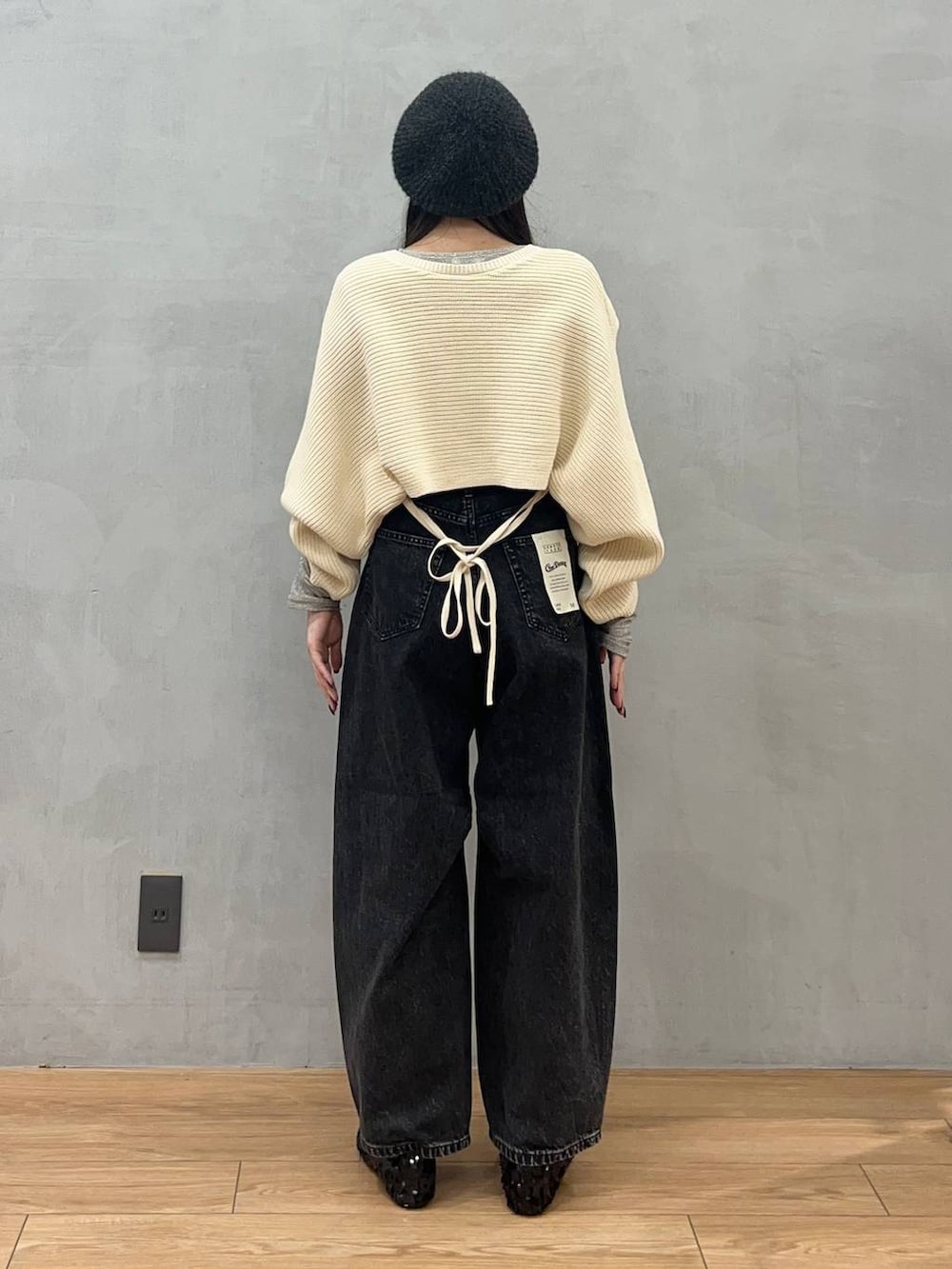 「ローリーズスタイル_LOWRYS FARM、LOWRYS FARM、デニムパンツ、ニット、ベレー帽、きれいめカジュアル、骨格ストレート、秋コーデ」｜「LOWRYS FARMのＣＯＮＥカーブパンツ　131358（デニムパンツ、ブラック系）」を使った、tsukemonoemiさん（レディース・160cm）の秋コーディネートの4枚目の写真