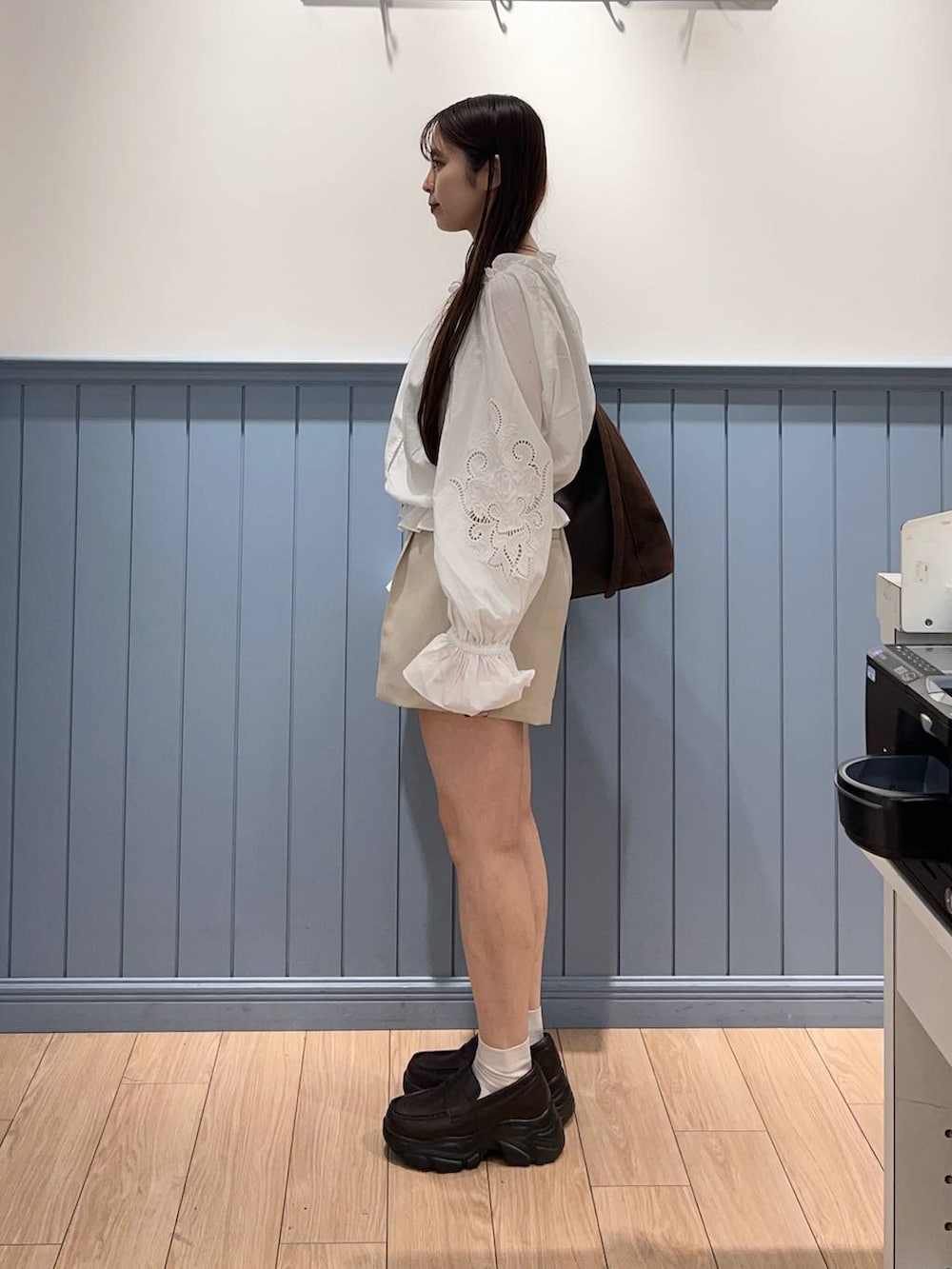 ブラウン系のローファー、ホワイト系のその他パンツ、ホワイト系のシャツ/ブラウスを着用したレディースの春コーディネートの2枚目の写真