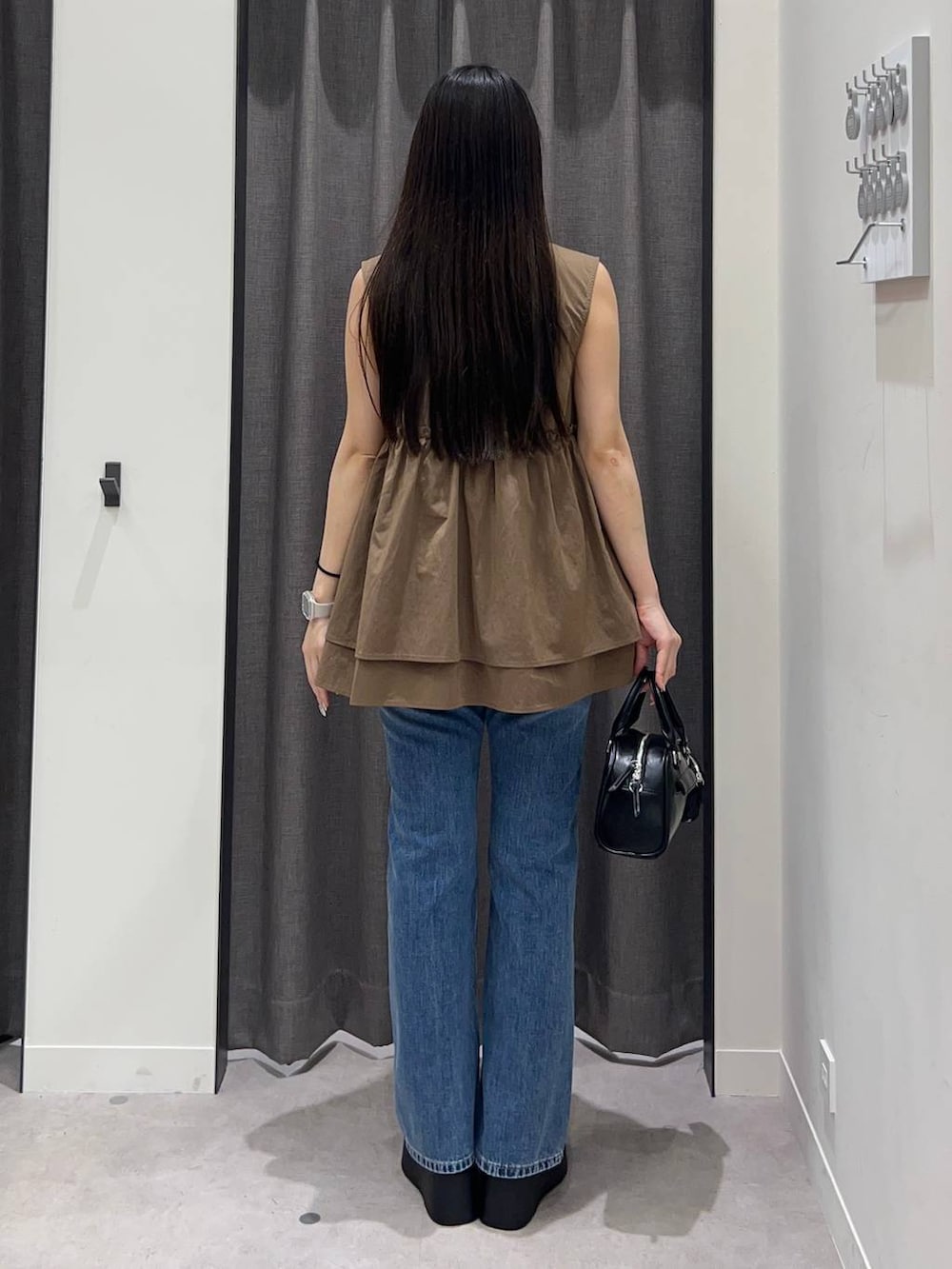 「ローリーズスタイル_LOWRYS FARM、LOWRYS FARM、ベスト、デニムパンツ、骨格ストレート、きれいめカジュアル、バッグ」｜「LOWRYS FARMのスタイルＵＰクロスカップキャミ　100757（Tシャツ/カットソー、ホワイト系）」を使った、tsukemonoemiさん（レディース・160cm）の春コーディネートの4枚目の写真