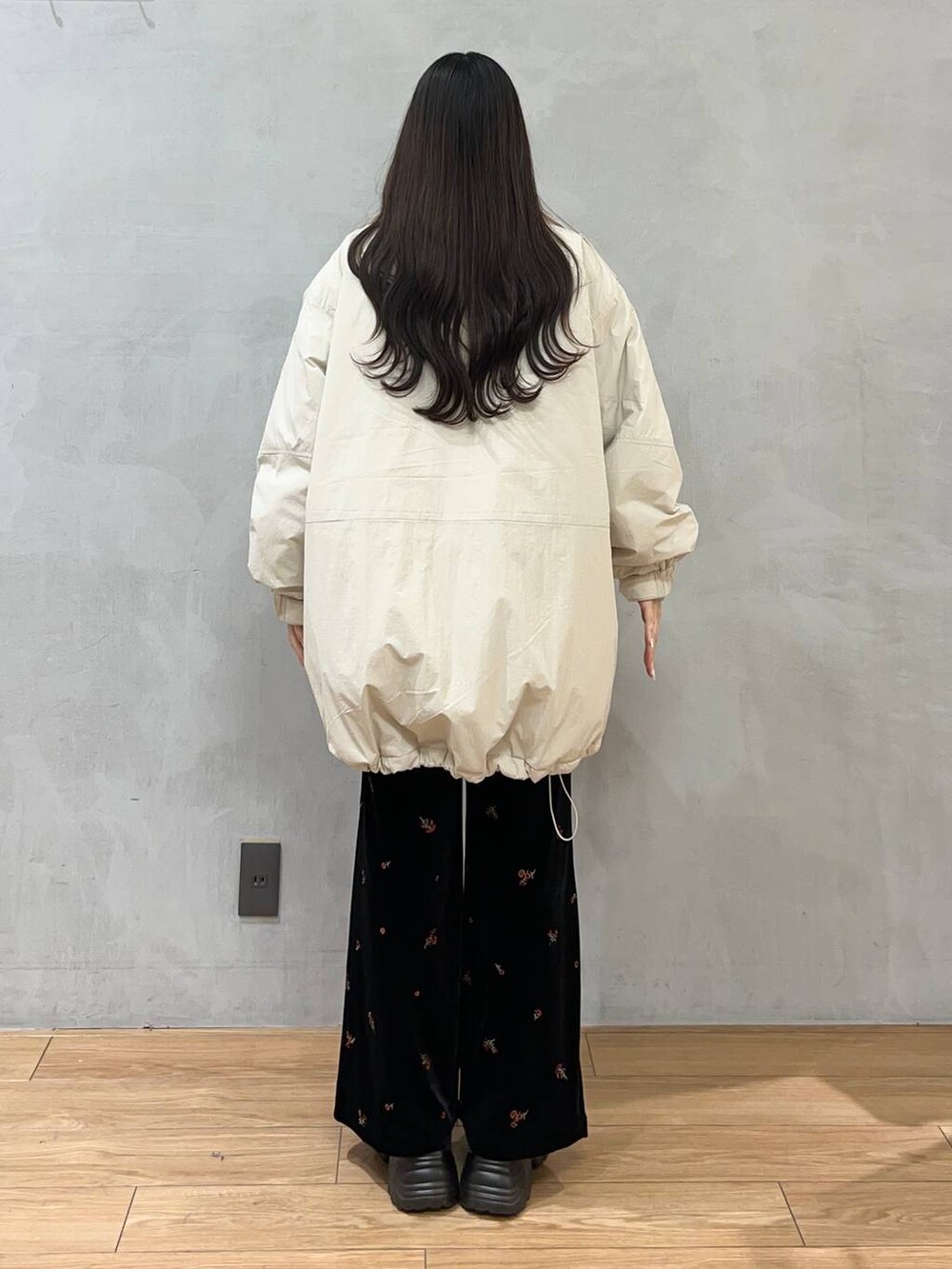 「ローリーズスタイル_LOWRYS FARM、LOWRYS FARM、パンツ、ニット、アウター、骨格ストレート、きれいめカジュアル、冬コーデ、クリスマス」|「LOWRYS FARMのモンスターコート 116447(その他アウター、ホワイト系)」を使った、tsukemonoemiさん(レディース・160cm)の冬コーディネートの4枚目の写真