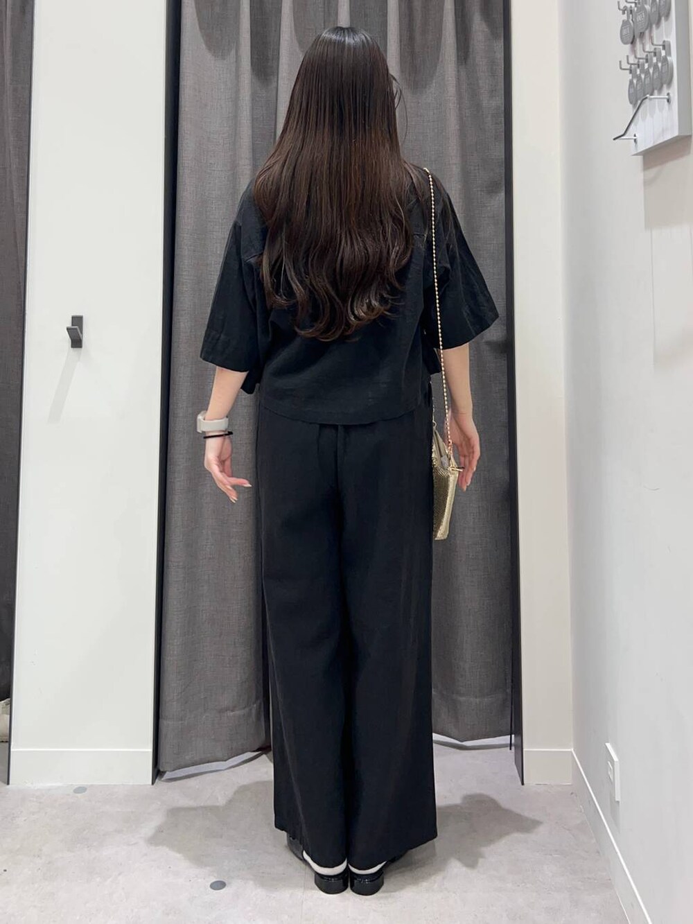 ゴールド系のショルダーバッグ、グレー系のシャツ/ブラウス、グレー系のその他パンツを着用したレディースの春コーディネートの2枚目の写真