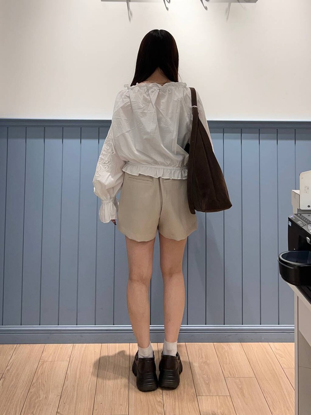 ブラウン系のローファー、ホワイト系のその他パンツ、ホワイト系のシャツ/ブラウスを着用したレディースの春コーディネートの3枚目の写真