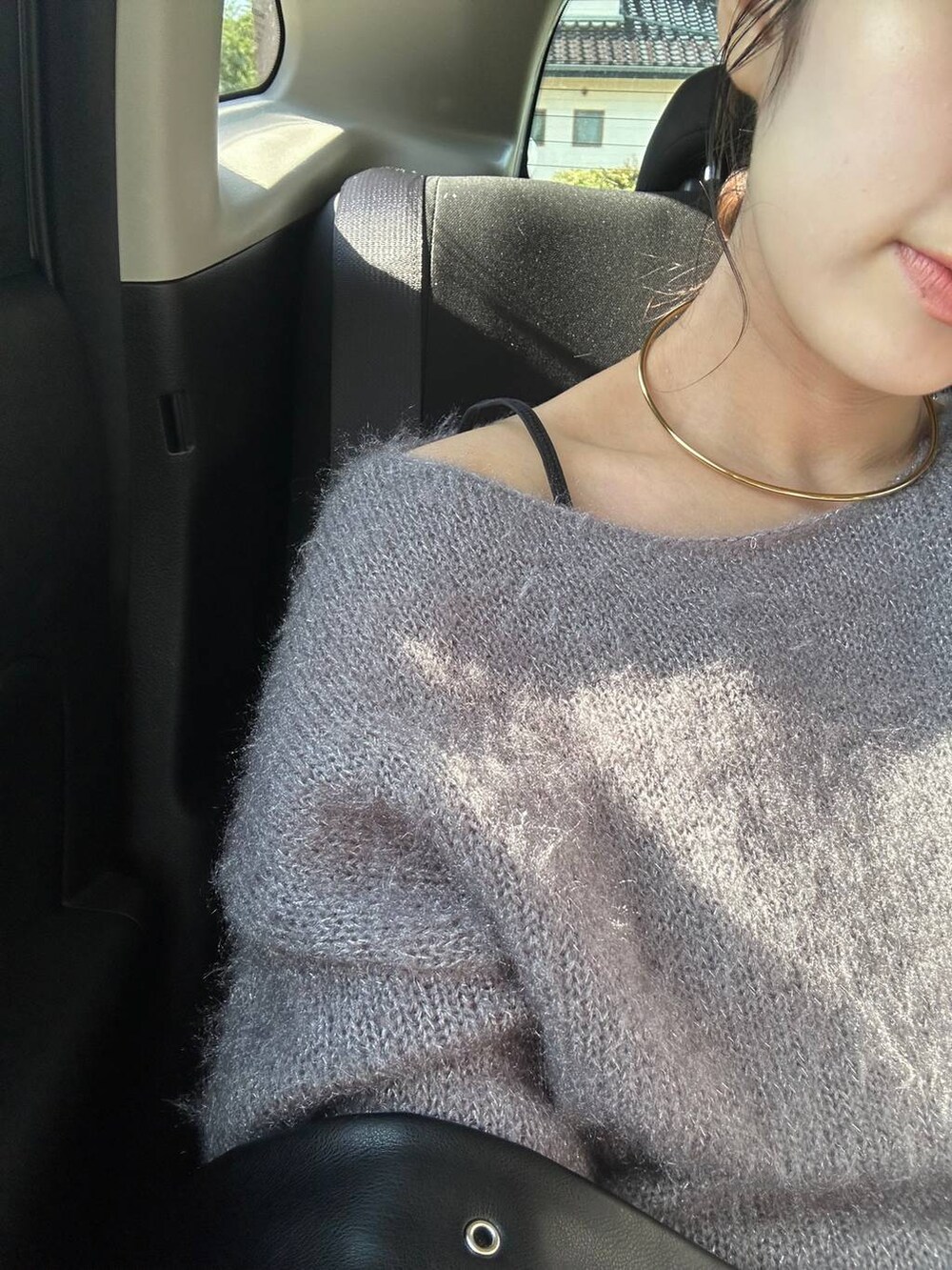 グレー系のニット/セーター、ブラック系のその他パンツ、ゴールド系のチョーカーを着用したレディースの冬コーディネートの3枚目の写真