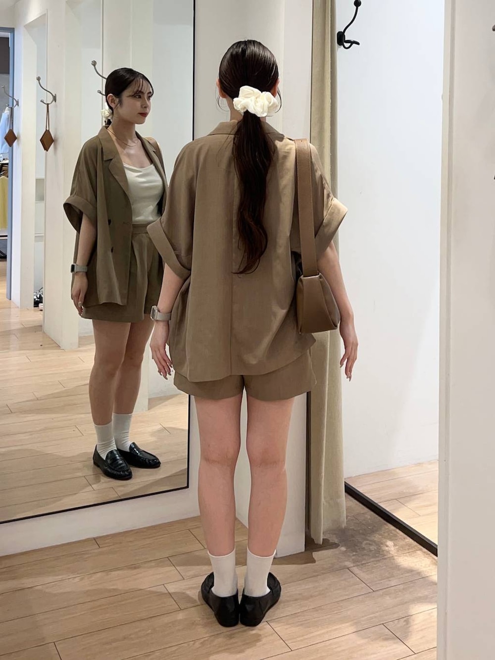 ホワイト系のTシャツ/カットソー、ベージュ系のテーラードジャケット、ベージュ系のその他パンツを着用したレディースの夏コーディネートの3枚目の写真