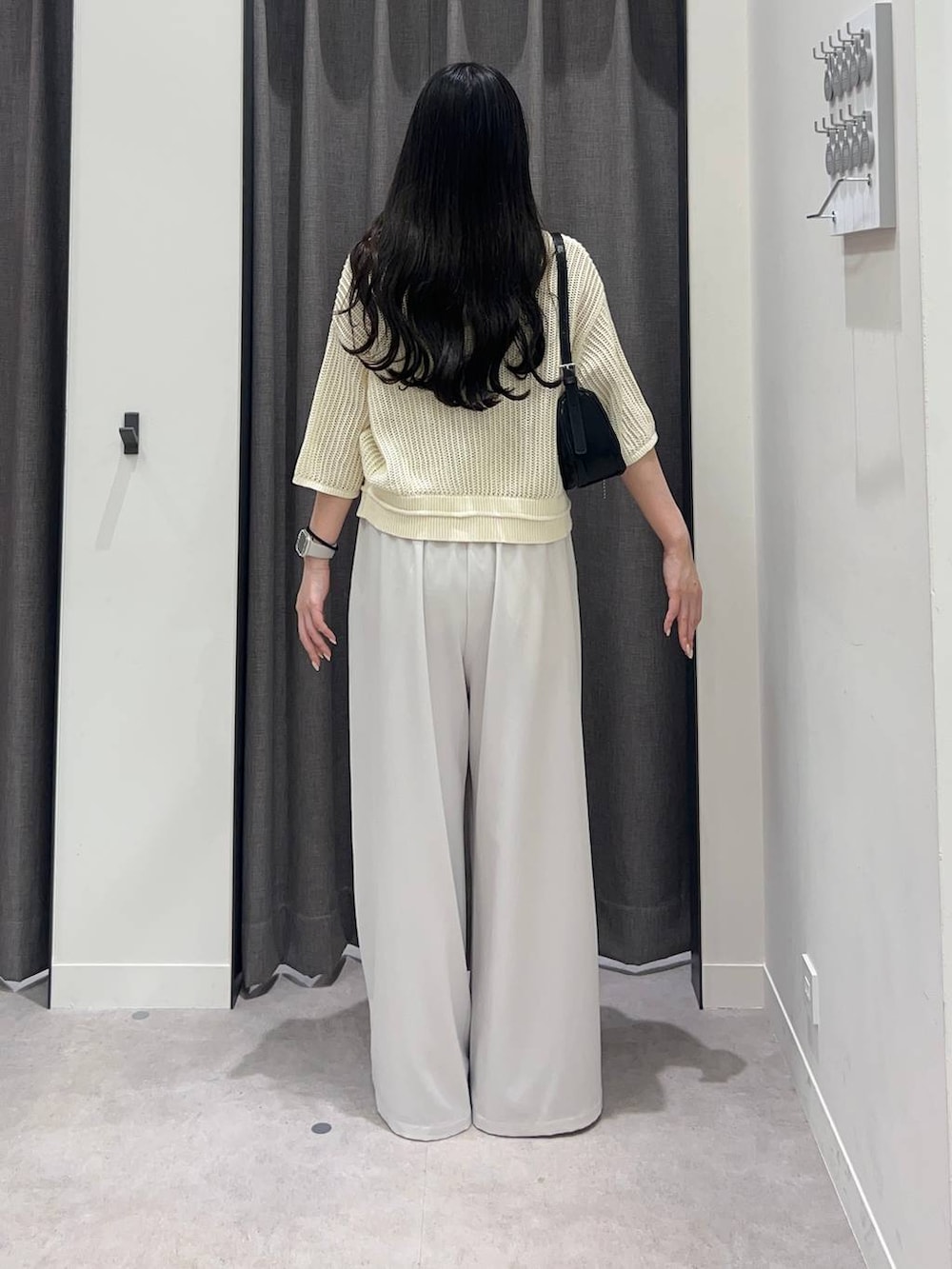 「ローリーズスタイル_LOWRYS FARM、LOWRYS FARM、パンツ、カーディガン、骨格ストレート、カップ付きインナー、きれいめカジュアル」|「LOWRYS FARMのスタイルUPカップバンドゥ 145533(キャミソール、ホワイト系)」を使った、tsukemonoemiさん(レディース・160cm)の春コーディネートの3枚目の写真
