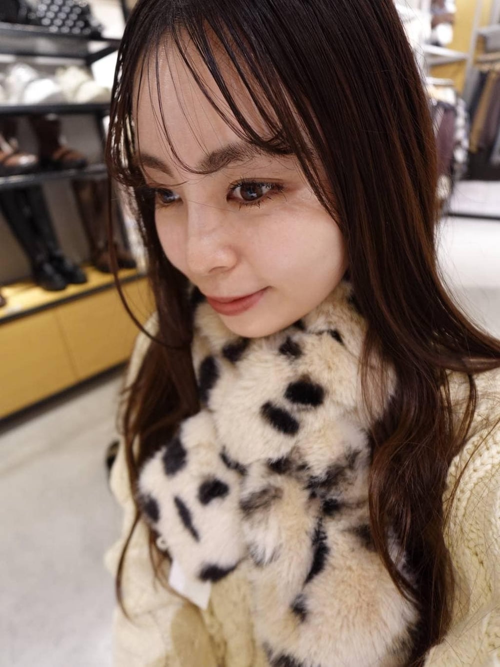 ホワイト系のニット/セーター、その他のネックウォーマー/スヌードを着用したレディースの冬コーディネートの4枚目の写真