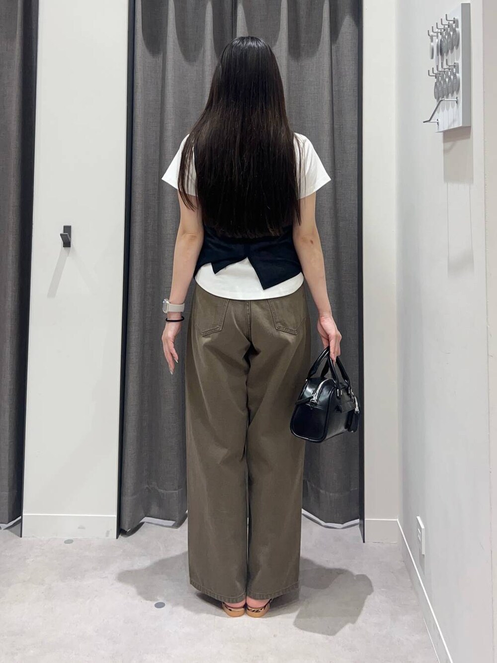 「ローリーズスタイル_LOWRYS FARM、LOWRYS FARM、デニムパンツ、骨格ストレート、きれいめカジュアル、夏コーデ」｜「LOWRYS FARMのカラーデニムパンツ 452481（デニムパンツ、ブラウン系）」を使った、tsukemonoemiさん（レディース・160cm）の夏コーディネートの4枚目の写真