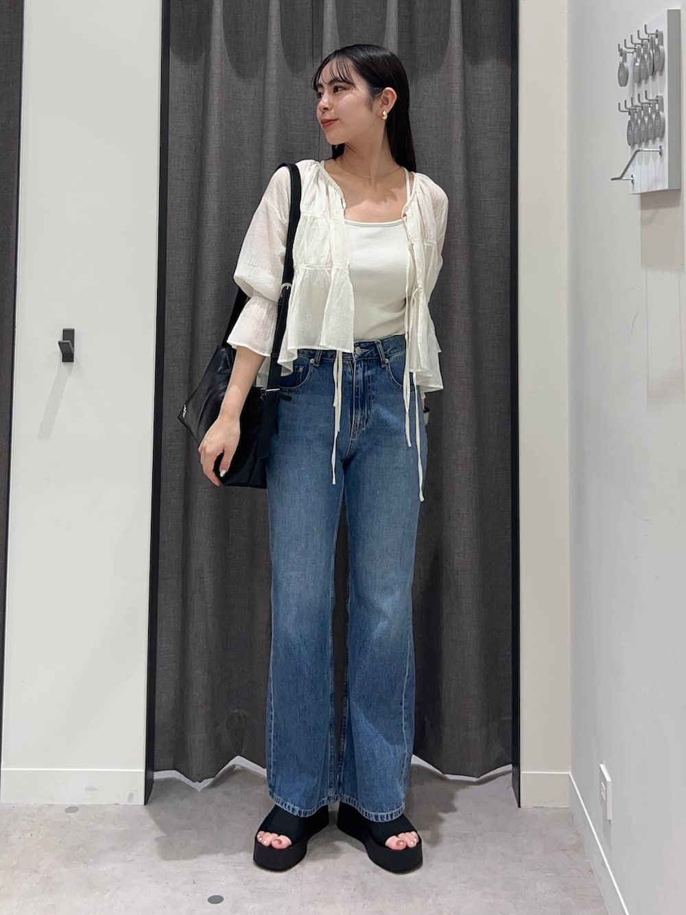 「ローリーズスタイル_LOWRYS FARM、LOWRYS FARM、ブラウス、デニムパンツ、骨格ストレート、カップ付きインナー、きれいめカジュアル」｜「LOWRYS FARMのスタイルＵＰクロスカップキャミ　100757（Tシャツ/カットソー、ホワイト系）」を使った、tsukemonoemiさん（レディース・160cm）の夏コーディネートの2枚目の写真