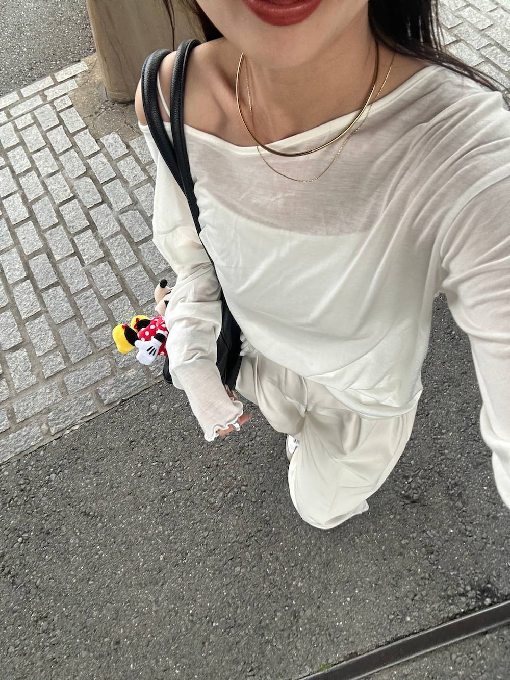 「ローリーズスタイル_LOWRYS FARM、LOWRYS FARM、eL、JEANASIS、バッグ、インナー、カップ付きインナー、ネックレス」｜「LOWRYS FARMのステンレスフープチョーカー 127295（チョーカー、ゴールド系）」を使った、tsukemonoemiさん（レディース・160cm）の夏コーディネートの4枚目の写真