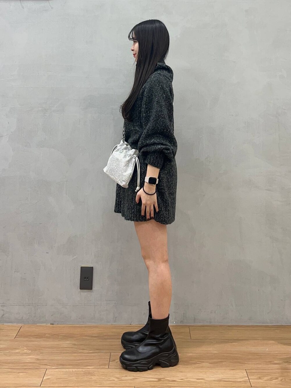 ブルー系のその他パンツ、ブラック系のブーツ、シルバー系のショルダーバッグを着用したレディースの秋コーディネートの3枚目の写真