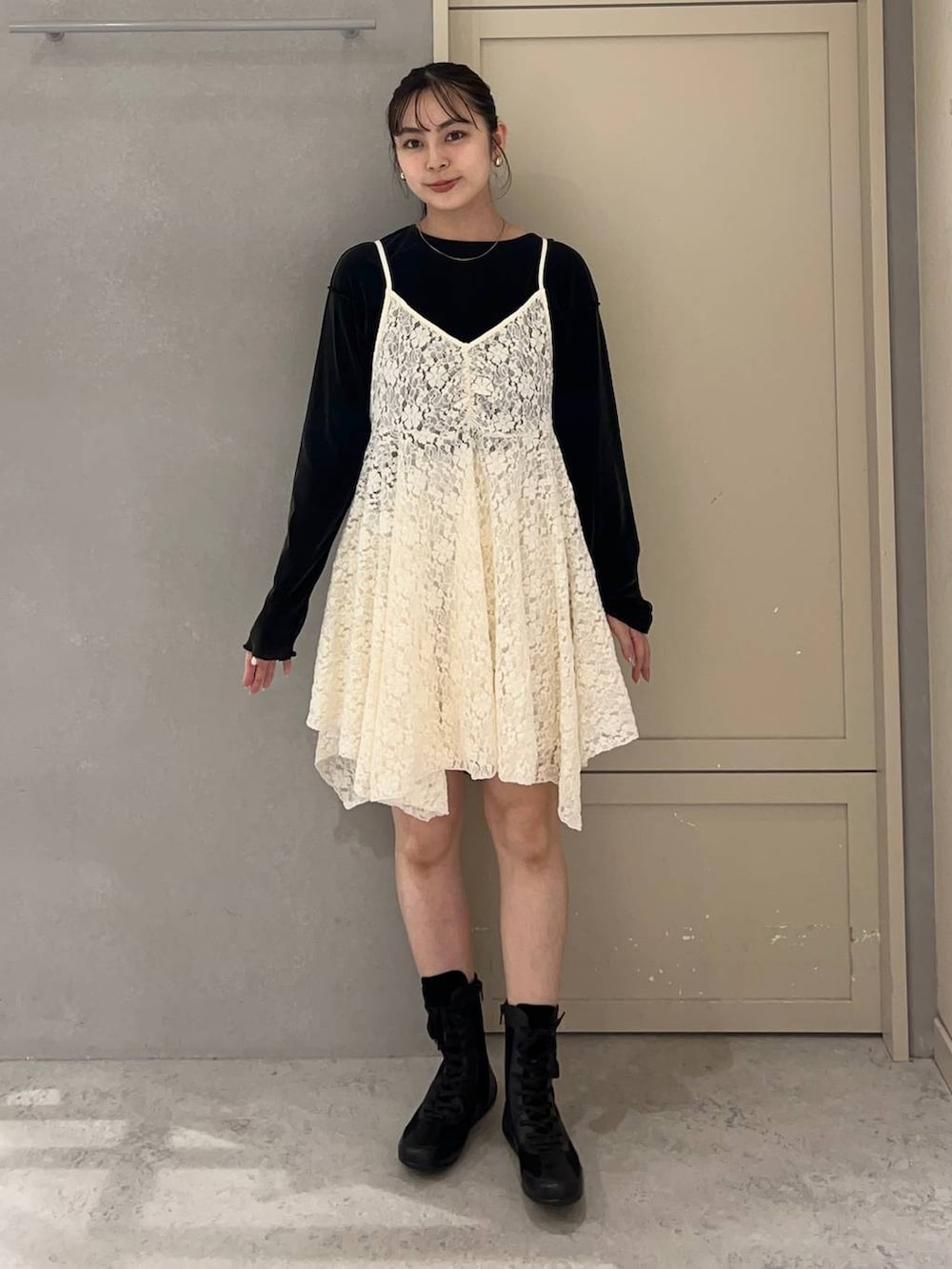 ホワイト系のその他パンツ、ブラック系のTシャツ/カットソー、ブラック系のブーツを着用したレディースの秋コーディネートの2枚目の写真