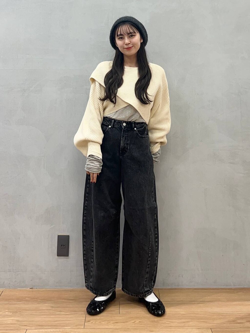 「ローリーズスタイル_LOWRYS FARM、LOWRYS FARM、デニムパンツ、ニット、ベレー帽、きれいめカジュアル、骨格ストレート、秋コーデ」｜「LOWRYS FARMのＣＯＮＥカーブパンツ　131358（デニムパンツ、ブラック系）」を使った、tsukemonoemiさん（レディース・160cm）の秋コーディネートの2枚目の写真