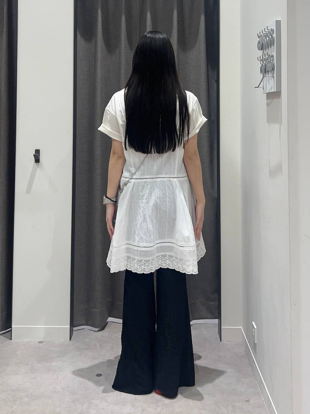 「ローリーズスタイル_LOWRYS FARM、LOWRYS FARM、キャミワンピース、パンツ、骨格ストレート、きれいめカジュアル、夏コーデ」｜「Me%のメタルメッシュポーチショルダー　103417（ショルダーバッグ、シルバー系）」を使った、tsukemonoemiさん（レディース・160cm）の春コーディネートの4枚目の写真