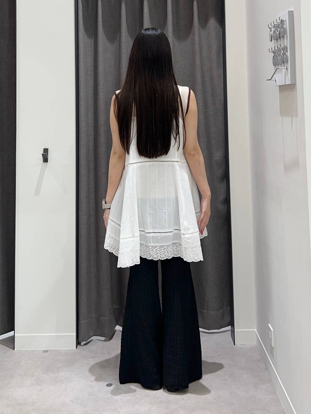 ブラック系のサンダル、ブラック系のその他パンツ、ホワイト系のワンピースを着用したレディースの夏コーディネートの4枚目の写真