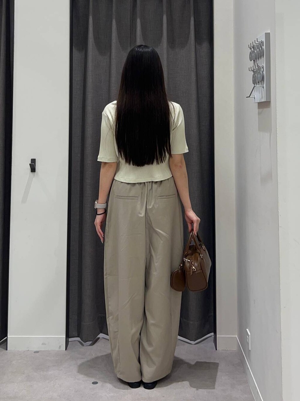 「ローリーズスタイル_LOWRYS FARM、LOWRYS FARM、骨格ストレート、ワイドパンツ、きれいめカジュアル、着痩せ・細見え」|「LOWRYS FARMのスタイルUPカップバンドゥ 145533(キャミソール、ブラック系)」を使った、tsukemonoemiさん(レディース・160cm)の夏コーディネートの3枚目の写真