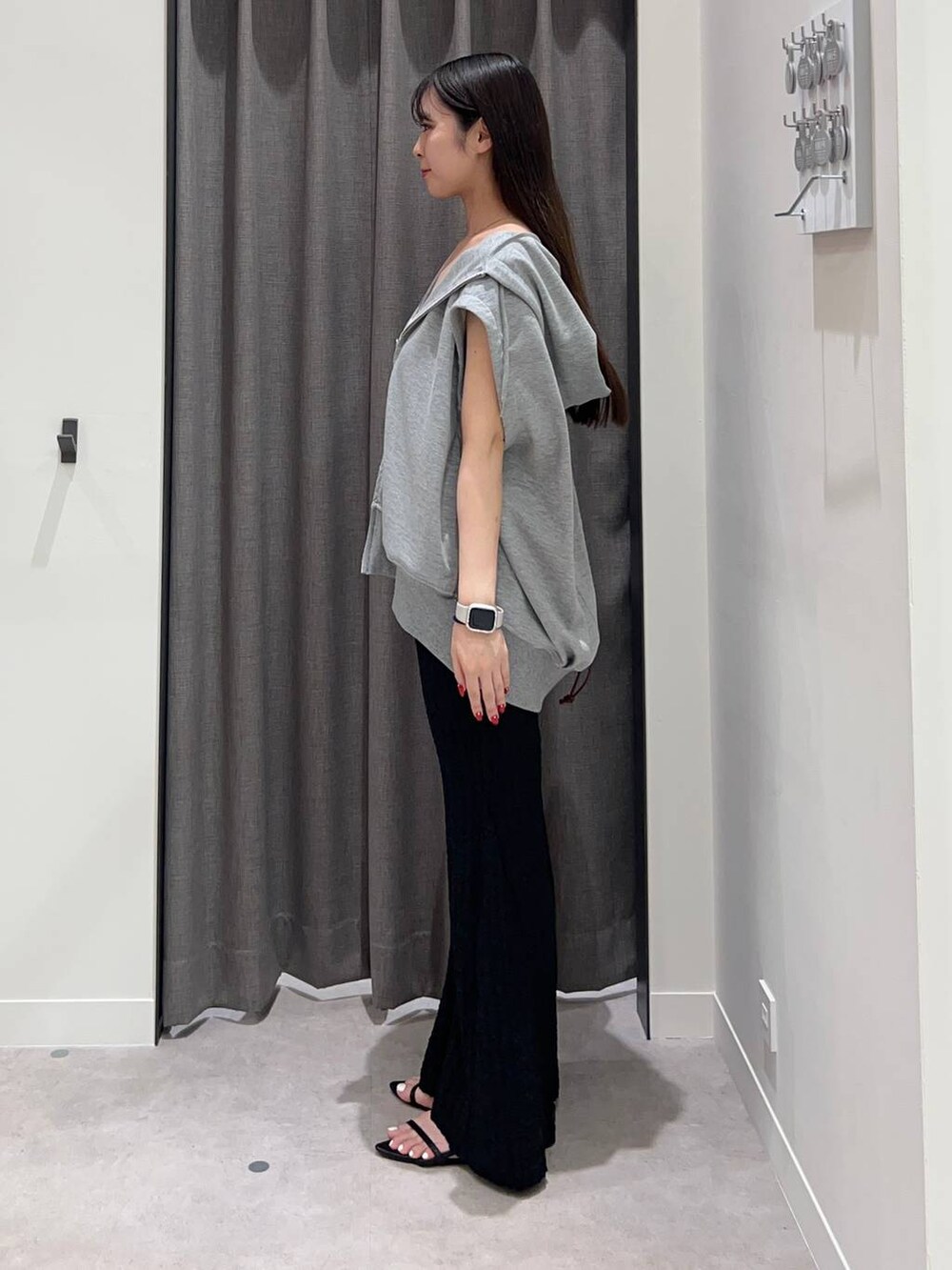 ブラック系のキャミソール、ブラック系のサンダル、ブラック系のその他パンツを着用したレディースの夏コーディネートの3枚目の写真