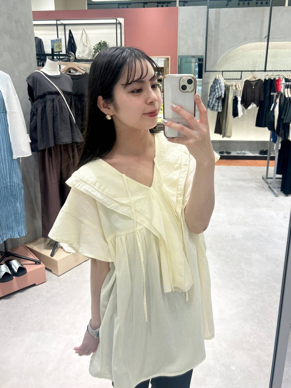 「ローリーズスタイル_LOWRYS FARM、LOWRYS FARM、ブラウス、パンツ、骨格ストレート、夏コーデ、きれいめカジュアル」｜「LOWRYS FARMのカンドウフィットニットサンダル 283661（サンダル、ブラック系）」を使った、tsukemonoemiさん（レディース・160cm）の春コーディネートの3枚目の写真