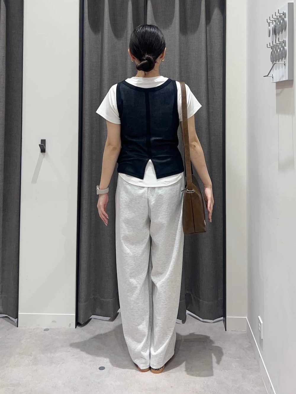 「ローリーズスタイル_LOWRYS FARM、LOWRYS FARM、スウェットパンツ、Tシャツ、タンクトップ、骨格ストレート、モード、モノトーン、きれいめカジュアル」｜「LOWRYS FARMのLFショルダーBAG　308293（ショルダーバッグ、ブラウン系）」を使った、tsukemonoemiさん（レディース・160cm）の春コーディネートの4枚目の写真