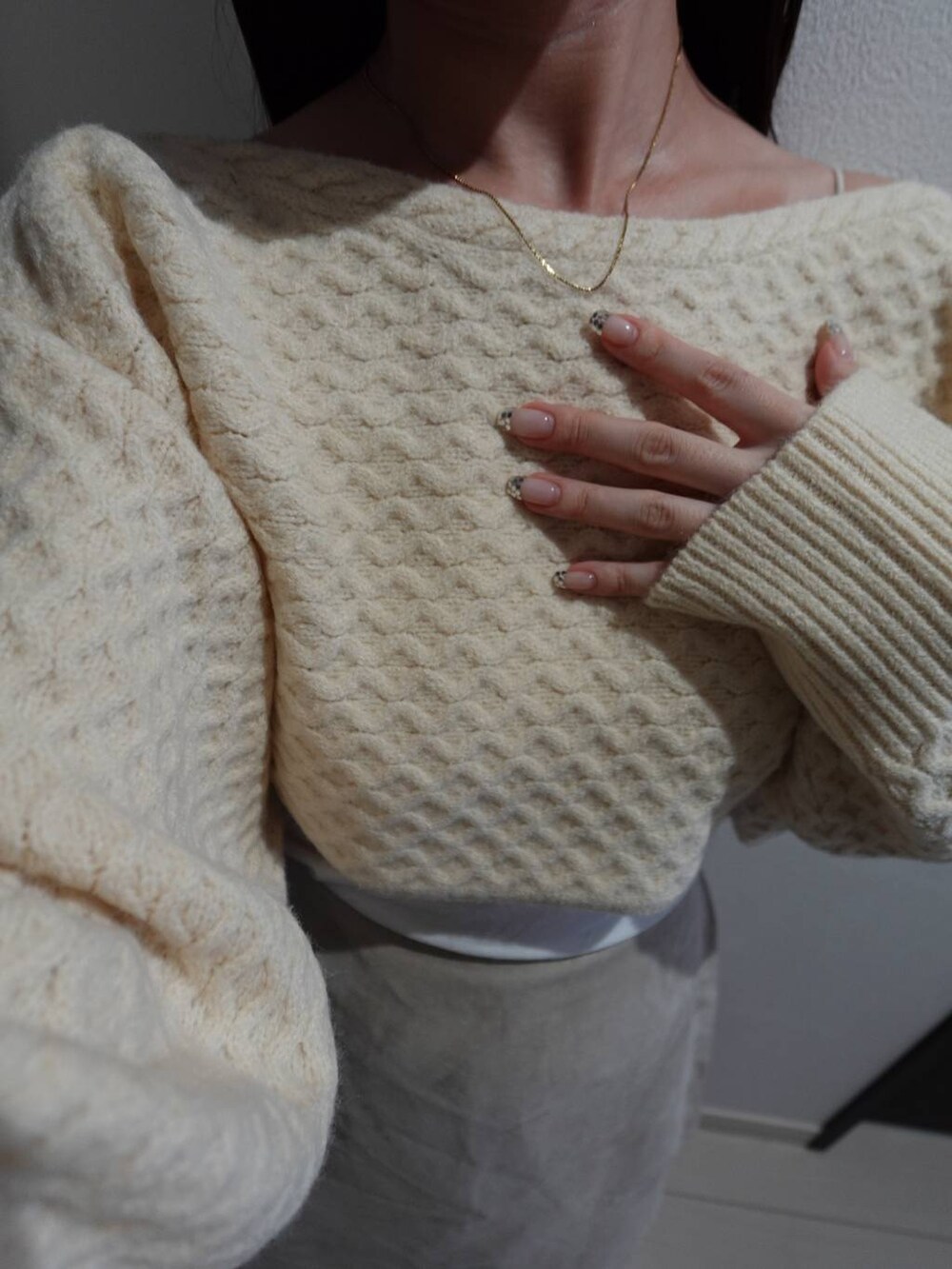 ホワイト系のニット/セーター、その他のネックレスを着用したレディースの秋コーディネートの3枚目の写真