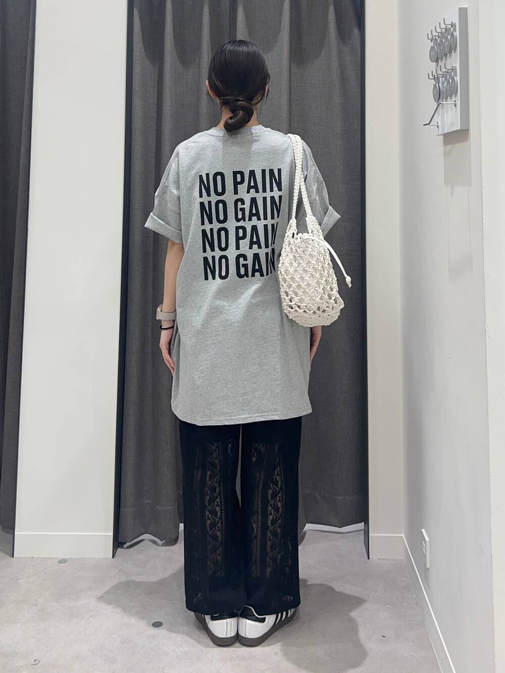 ホワイト系のトートバッグ、ブラック系のその他パンツ、グレー系のワンピースを着用したレディースの春コーディネートの3枚目の写真