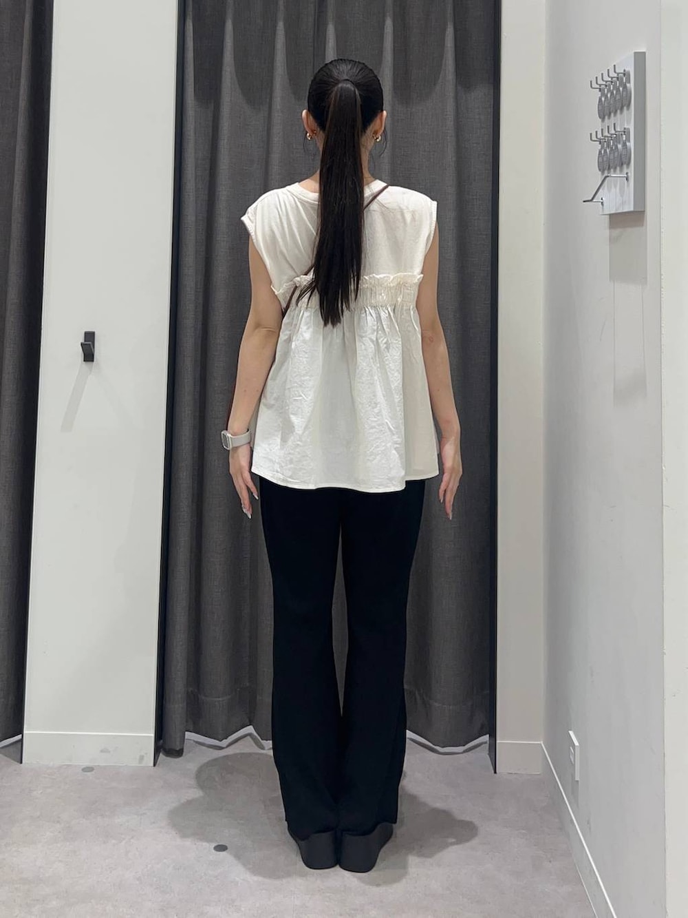 「ローリーズスタイル_LOWRYS FARM、LOWRYS FARM、Tシャツ、パンツ、楽ちんコーデ、きれいめカジュアル、骨格ストレート、夏コーデ」｜「LOWRYS FARMのカンドウフィットニットサンダル 283661（サンダル、ブラック系）」を使った、tsukemonoemiさん（レディース・160cm）の夏コーディネートの4枚目の写真
